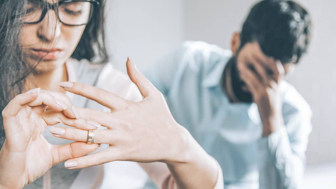 Ada banyak penyebab utama pasangan cerai, salah satunya perselingkungan, komunikasi buruk hingga finansial. Cek penyebab lainnya untuk Anda ketahui disini!