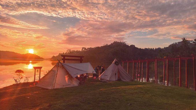Ini rekomendasi tempat camping terbaik di Jogjakarta dengan pemandangan indah, fasilitas lengkap dan suasana alam yang menenangkan untuk liburan seru.