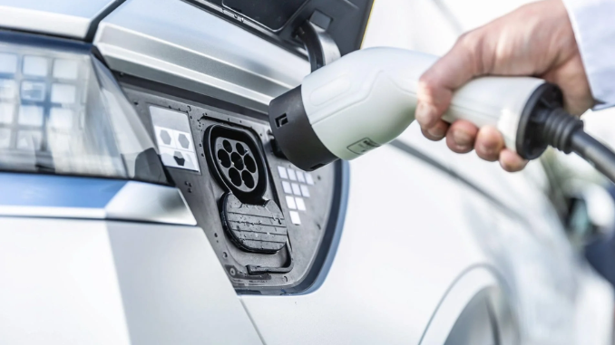 Jangan Asal Cas, Cara Merawat Baterai Mobil Listrik Agar Awet