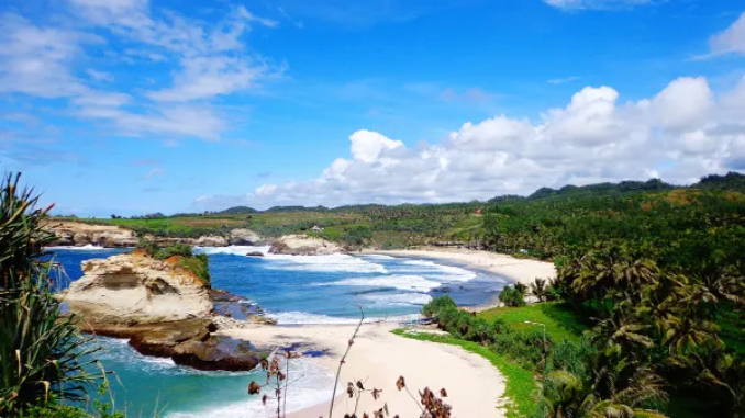 Pesona Wisata Alam di Pacitan yang Cocok untuk Pecinta Pantai dapat dinikmati tanpa mengurangi keindahan alamnya.